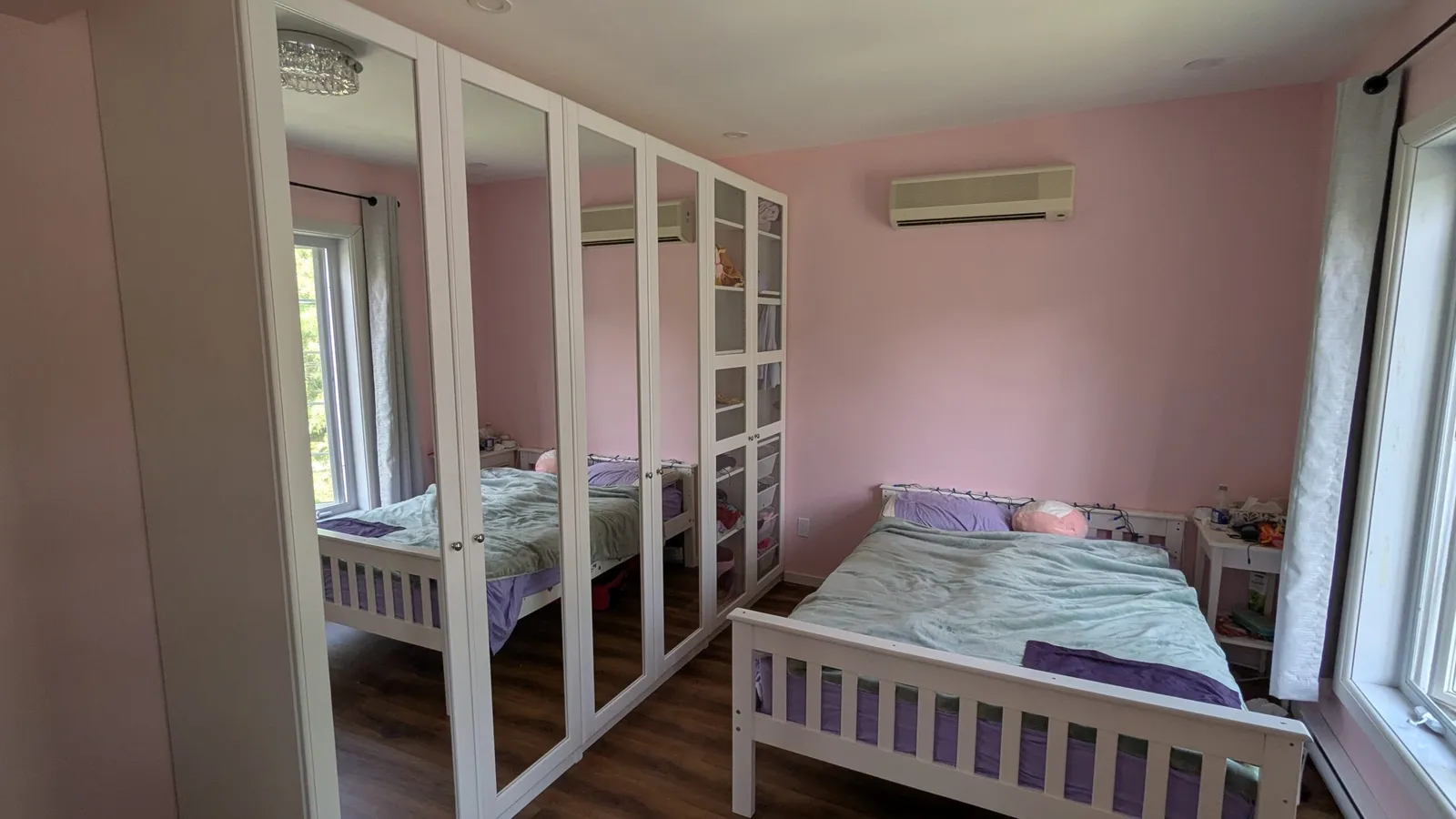 Garde-robe IKEA PAX à portes miroir et section vitrée dans une chambre, combinaison de 3 unités