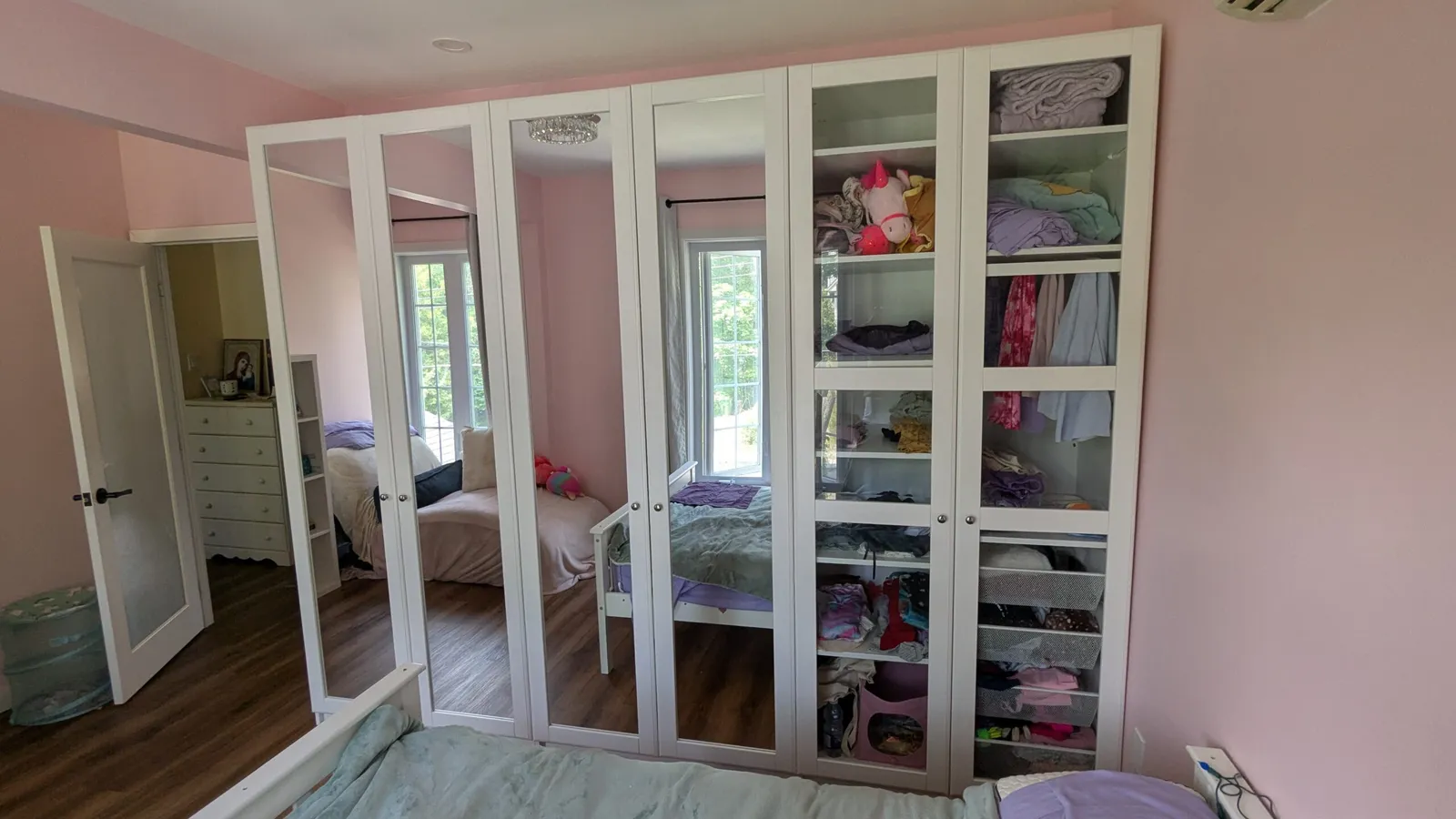 Garde-robe IKEA PAX de 3 unités avec portes miroir et section vitrée à tablettes